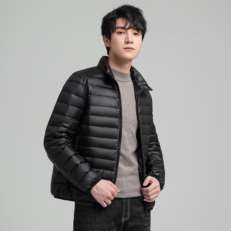 羽絨服 メンズ 男性用 秋冬 ライトダウン ジャケット ブルゾン ショート丈 立ち襟 軽量 防寒 保温 伸縮性 通気性 グレー ブラック ネイビー ワインレッド・項目名: 防寒レベル・値: 軽寒レベル(-5℃~0℃)・項目名: 素材機能・値: 通気性, 洗濯機洗い可, 防シワ, , 防風, 吸湿, 排汗, 防引裂, 抗寒・項目名: フィルパワー・値: 600・項目名: ブランド・値: -・項目名: スタイル・値: 都市・項目名: 対象年齢・値: 24-35歳・項目名: 誤差範囲・値: 1-3cm・項目名: 充填物・値: ホワイトダックダウン・項目名: ダウン含有量・値: 51%~55%・項目名: デザイン・値: インナーダウン・項目名: 着丈・値: ショート丈・項目名: フロント・値: ジッパー・項目名: 厚さ・値: 薄手・項目名: 柄・値: 無地・項目名: 対象・値: 青少年・項目名: 裏地・値: ポリエステル繊維(ポリエステル)・項目名: 裏地素材・値: 99%・項目名: 表地・値: -・項目名: 主素材・値: ポリエステル繊維(ポリエステル)・項目名: 主素材の含有量・値: 99%・項目名: 適用場面・値: カジュアル・項目名: カラー・値: グレー, ブラック, ワインレッド, ロイヤルブルー, ダークブルー・項目名: サイズ・値: M, L, XL, 2XL, 3XL, 4XL, 5XL, 6XL・項目名: シーズン・値: 冬・項目名: 機能・値: 軽量, 抗寒・項目名: 加工・値: アイロン不要・項目名: ディテール・値: ワッペン・項目名: 対象年齢層・値: 大人・項目名: 対象性別・値: 男性・項目名: 製品カテゴリ・値: ダウンジャケット・項目名: 充填量・値: 100g
