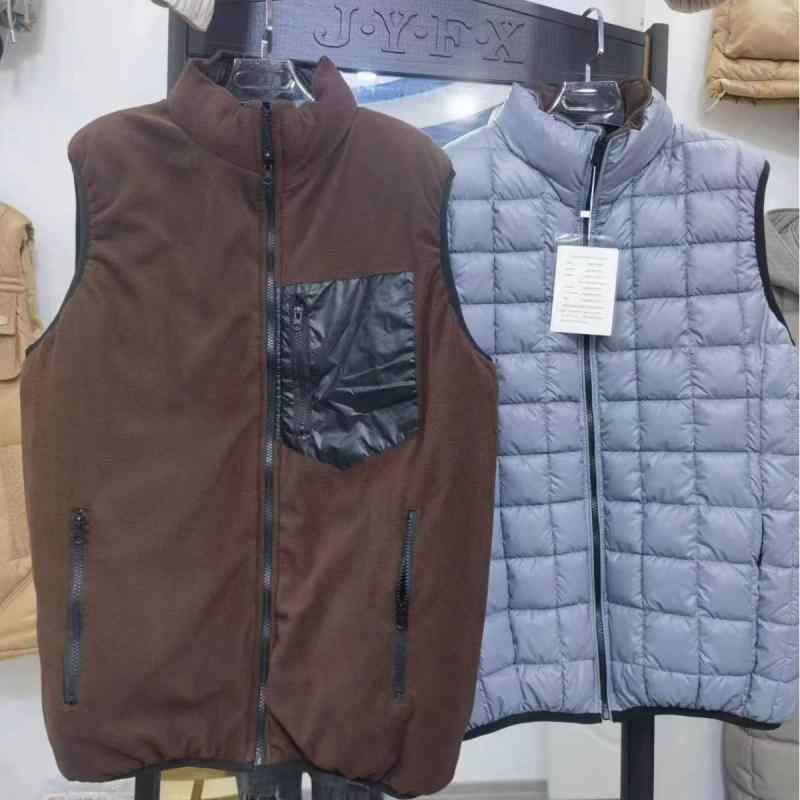2個セットベスト 男性用 秋冬 韓国 ダウン風 中綿入り チョッキ 厚手 あったか 防寒 アウター 普段使い 部屋着 ブラック ブルーグレー・カテゴリ: 綿衣/綿服・対象年齢: 成人・対象: 若者・・性別: 男性・フィット: ルーズ・素材: ポリエステル繊維・生地: ポリエステル繊維・裏地: ポリエステル繊維（ポリエステル）・着丈: 普通（50cm超～65cm以下）・フード: なし・中綿: ポリエステル繊維（ポリエステル）・色: ブラック.ブルーグレー・サイズ: S.M.L.XL・タイプ: 厚手（裏起毛）・シーン: カジュアル