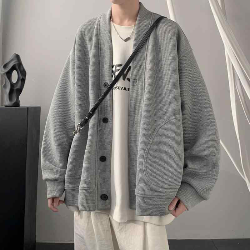 カーディガン メンズ Vネック ワッフル 長袖 トップス カットソー 無地 春秋 秋服 普段使い 部屋着 ルームウェア 黒 ブラック グレー・カテゴリ: カーディガン・スタイル: 港風・対象: 18-24歳.青少年.成人・袖丈: 長袖・ネックライン: Vネック.ノーカラー・フード: なし・前開き: シングルブレスト・・素材: ポリエステル・生地: ワッフル・柄: 無地・シルエット: ルーズ・ポケット: サイドシームポケット・色: ブラック.グレー・サイズ: M.L.XL.XXL.XXXL・袖のタイプ: レギュラー・重さ: 約250-300g・対象: 男性