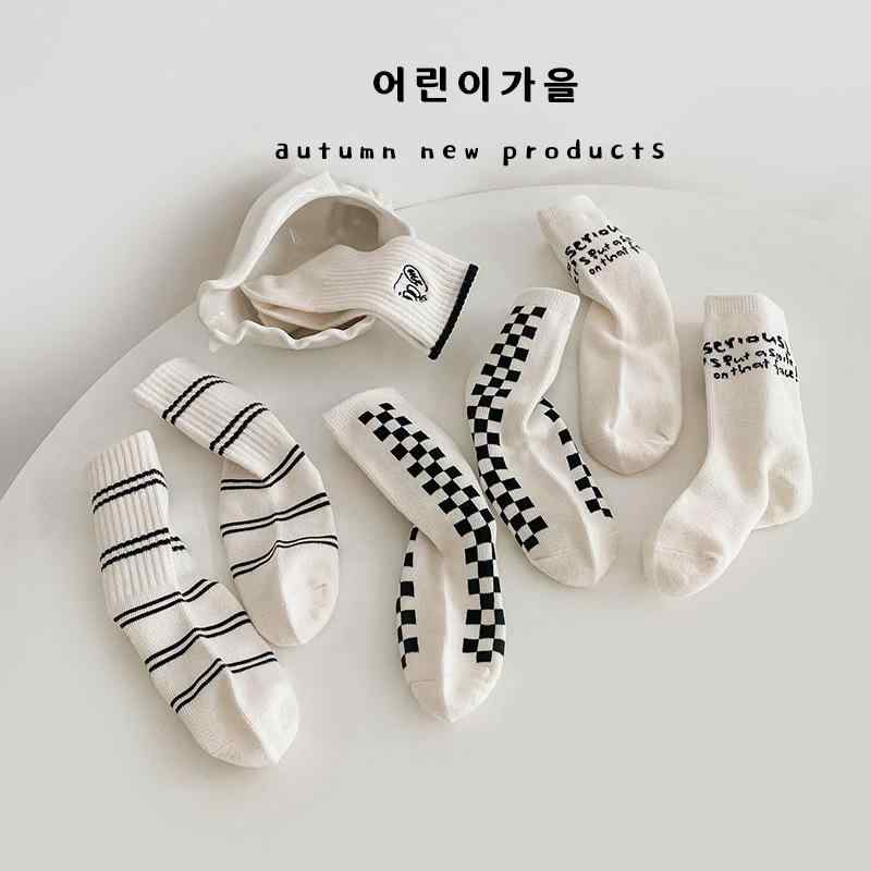 靴下 キッズ 子供 男女兼用 黒白 中筒丈 ソックス ストライプ チェック柄 綿混 通気 吸汗 秋冬 4足セット 1歳 2歳 3歳 4歳 5歳 6歳 7歳 8歳 9歳 10歳 11歳 12歳