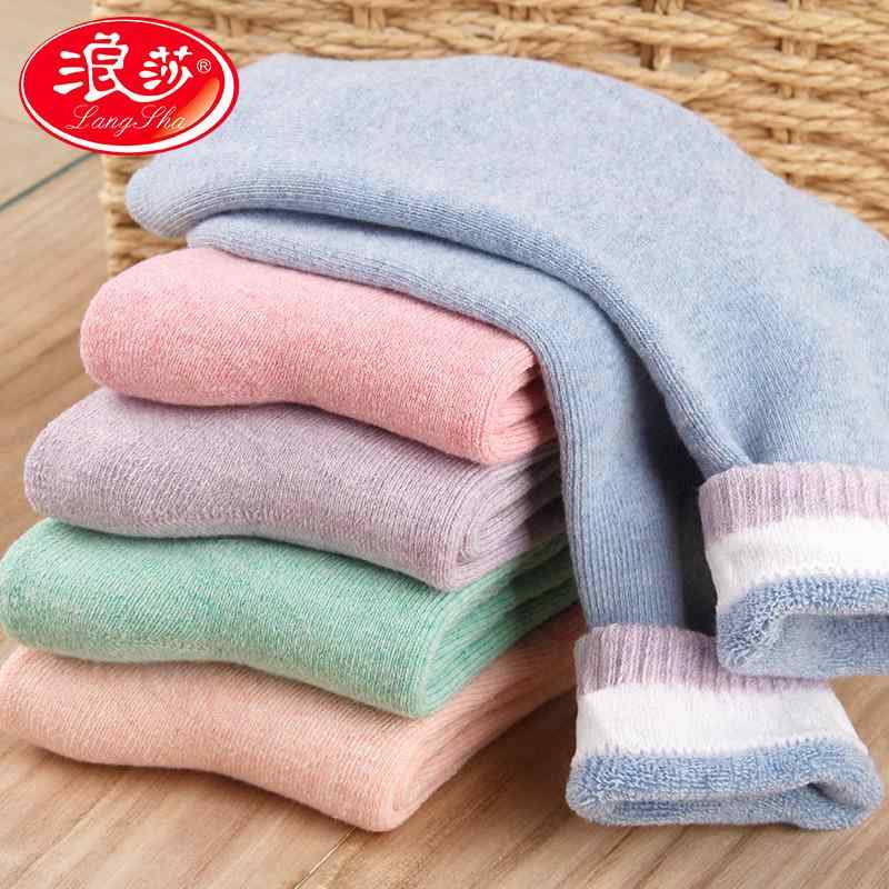 靴下 レディース 厚手 裏起毛 ソックス 秋冬 暖かい 綿 パイル編み ミドル丈 カジュアル 無地 黒 グレー 5足セット・素材: 綿・機能: 吸汗.防臭・柄: 無地・対象: 女性・対象年齢: 18～40歳・筒丈: ミドル丈・種類: カジュアルソックス・サイズ: フリーサイズ・混用率: 綿95-・針数: 176N・カラー: 女性用パイルソックス.男性用パイルソックス.黒2足+濃いグレー2足+薄いグレー1足.黒5足