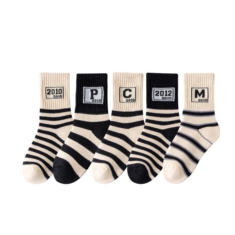 靴下 キッズ 冬用 厚手 裏起毛 ソックス 男の子 女の子 子供 中筒丈 精梳綿 通気 吸汗 防臭 スポーツ ストライプ アルファベット・カテゴリ: 子供用靴下・素材: 綿75%.精梳綿・対象: 男女兼用・種類: 普通ソックス・機能: 通気性.吸汗.防臭・筒丈: ミドル丈・仕様: かかとあり・厚さ: 厚手・柄: ストライプ.アルファベット.恐竜・要素: スポーツ.ストライプ.アルファベット・サイズ展開: 1-3歳 (足長10-13cm), 3-5歳 (足長14-16cm), 6-8歳 (足長17-20cm), 9-12歳 (足長19-24cm)・対象年齢: 3～8歳 (身長100～140cm)・セット内容: 5足組・縫製: 擬似手縫い