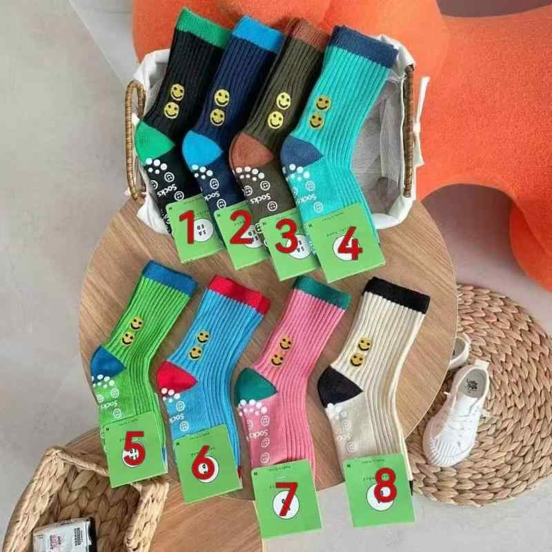 2個セット靴下 キッズ 子供用 スマイル 刺繍 コットン 混紡 高筒 秋冬 7-12歳 4-6歳 カジュアル・商品カテゴリ: カジュアル靴下・素材: 綿.ポリエステル繊維.弾性繊維・主な素材の含有量: 50%-70%・柄: スマイル・対象: キッズ (4-12歳)・筒丈: ハイソックス・スタイル: カジュアル・カラー: 1号色, 2号色, 3号色, 4号色, 5号色, 6号色, 7号色, 8号色・サイズ: M (4-6歳), L (7-10歳)・シーズン: 秋冬