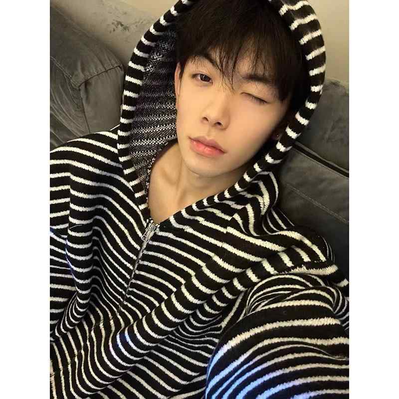 カーディガン メンズ ニット アメリカン 春秋 長袖 フード付き 配色 コットン ポリエステル ゆったりサイズ 普段使い 黒・カテゴリ: カーディガン・スタイル: 韓国・タイプ: プルオーバー・フィット: ルーズ・ネックライン: フード付き・袖丈: 長袖・・詳細: 配色・対象年齢: 18-24歳・在庫: あり・素材: 綿.ポリエステル95%・対象: 青少年.成人・対象性別: 男性・色: ブラック・サイズ: M.L.XL.XXL.XXXL・シーン: 日常