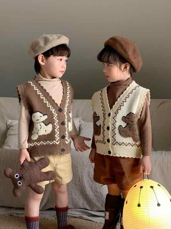 キッズ ベスト ニット 子供服 カートゥーン ベア くま 男の子 女の子 春秋 ミディアム丈 毛糸混紡 かわいい 通園 通学 ベージュ ブラウン系・カテゴリ: 子供用ベスト・対象: 男女兼用・スタイル: 韓国・対象年齢: 3～8歳 (100～140cm)・生地加工: 酵素洗い・デザイン: カーディガン・柄: キャラクター・・フード: なし・要素: かわいい・生地: ウール混紡・主素材: アクリル・主素材含有量: アクリル48%.ポリエステル32%.ナイロン19.2%・レベル: A・留め具: シングルボタン・色: ベージュ.ブラウン・対応身長: 90cm.100cm.110cm.120cm.130cm.140cm
