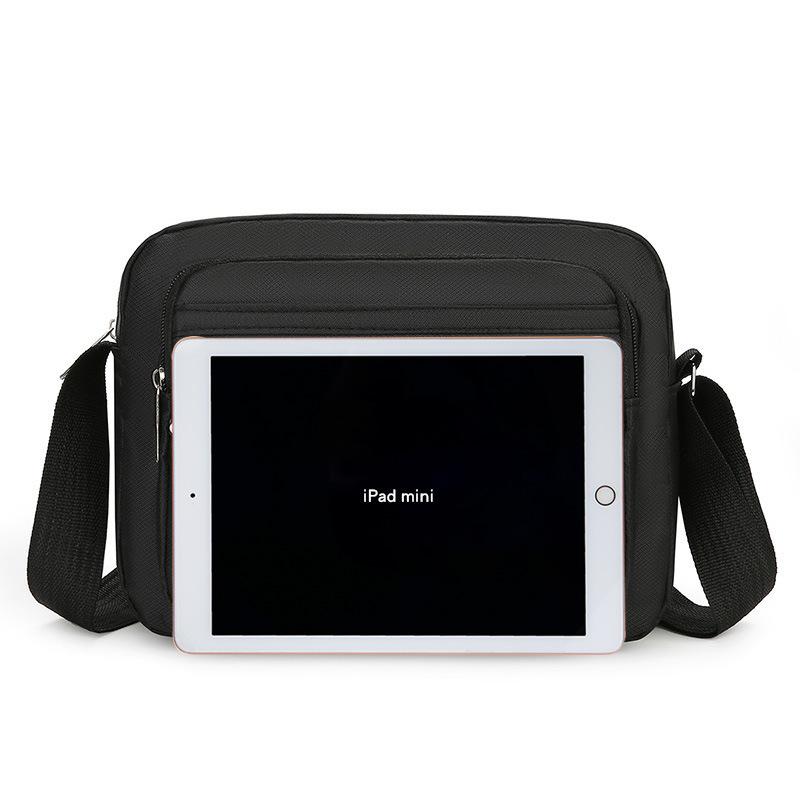 ショルダーバッグ 男性用 撥水 斜めがけ 鞄 オックスフォード布 無地 黒 紺色 深茶色 多層ポケット レジャー 旅行・スタイル: ジェンダーレス・素材: オックスフォード布・裏地: ポリエステル・柄: 無地・カラー: ブラック.ダークブルー.ダークブラウン・対応PCサイズ: 20.32cm・シーン: カジュアル.旅行・機能: -・性別: 男性・カテゴリ: メンズショルダーバッグ・流行要素: ステッチ