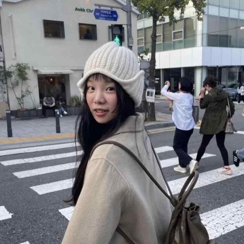 ニット帽 レディース 防寒 耳当て付き 秋冬 あったか 飛行帽 スキー スノボ アウトドア 白 炭グレー ベージュ ブラック レッド カーキ コーヒー色・商品カテゴリ: ニット帽・特徴: 通気性.保温性.防風・帽子のタイプ: 高・つばの形状: つばなし・カラー: ホワイト, チャコールグレー, ベージュ, ブラック, レッド, カーキ, コーヒー・サイズ: M (54-58cm)・素材: 綿・デザイン: .幾何学・対象シーズン: 秋.冬