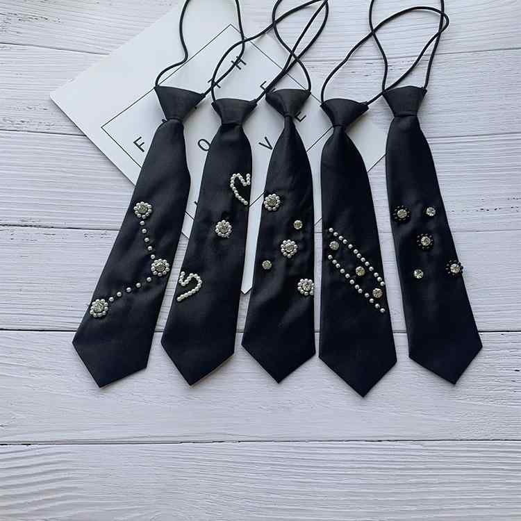 2個セットネクタイ レディース シャツ 蝶ネクタイ 子供用 ハンドメイド 花 パール リボン ブローチ JK 制服 アクセサリー 白 黒 韓国 かわいい・カテゴリ: ネクタイ・・柄: 無地・カラー: パールホワイト, ホワイト（パール3個）, ホワイト（パール3列）, ホワイト（ハート）, ホワイト（蝶結び）, ブラックパール, ブラックパール（3個）・対象: 男女兼用・スタイル: 手作り・種類: ネックアクセサリー