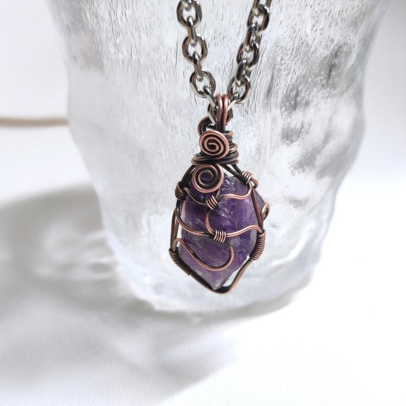 ネックレス メンズ 男性用 手作り 幾何学 不規則 クリスタル ペンダント レトロ アンティーク 古美色 紫水晶 アメジスト ビーズ・素材: 水晶・造型: 幾何型・加工方法: 手工編み・水晶の種類: 紫水晶・カラー: レトロ赤銅色+紫水晶・...