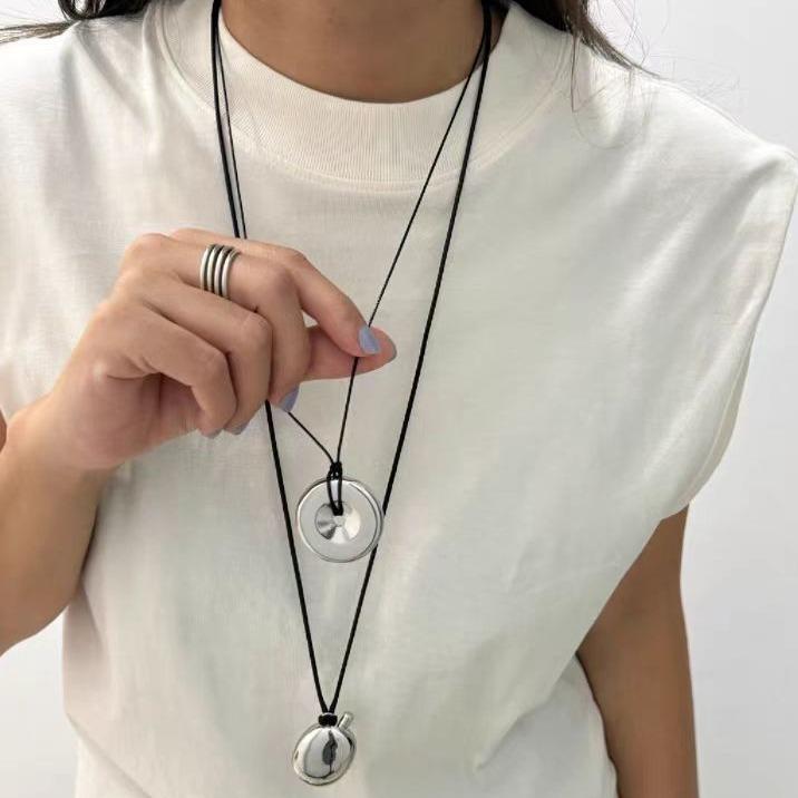 ネックレス メンズ レディース 水筒モチーフ 円形 ペンダント ブラック レザー調 個性的 幾何学模様 アレルギー対応 ユニセックス スタイリッシュ 普段使い