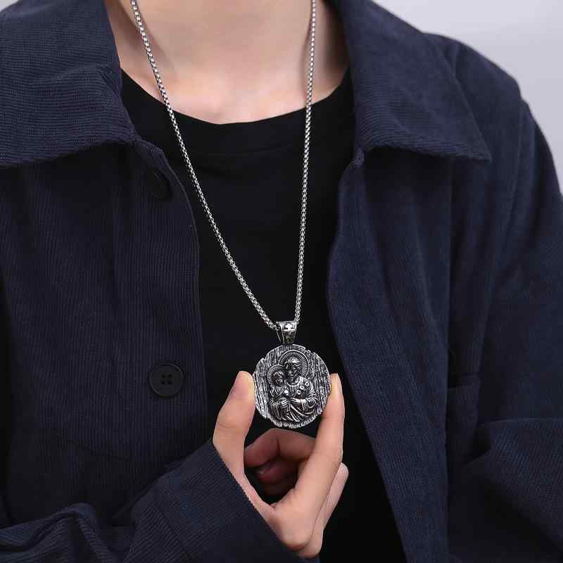 ネックレス メンズ 男性用 チタン鋼 ペンダント 記念メダル風 抱擁人物 レトロ 個性的