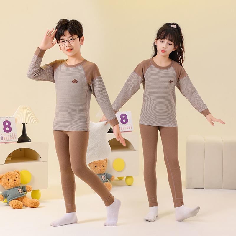 子供用インナーウェア 秋冬 男の子 女の子 ウール 蚕糸 スムースニット パジャマ 上下セット 100cm 110cm 120cm 130cm 140cm 150cm 160cm 170cm 180cm ブラウン ブルー グレー グリーン ピンク パープ・カテゴリ: 童内衣内裤・素材: 羊毛蚕丝.ポリエステル92.4%・対象: 男女兼用・対象年齢: 3～8歳 (100～140cm)・ネックライン: ラウンドネック・実写画像: モデルあり・生地加工: 起毛.柔軟加工・厚さ: 厚手・柄: ストライプ.無地.人物.-・季節: 冬.春.秋・在庫: 有り・要素: セットアップ.ストライプ.田園.かわいい.配色.英国風.親子.おしゃれ・AQL検査基準: 2.5・編み目の密度: 12～14針/3cm・糸くず処理: 済・機能: 保温・カラー: ブラウン.ブルー.グレー.グリーン.ピンク.パープル・身長: 100cm.110cm.120cm.130cm.140cm.150cm.160cm.170cm.180cm・種類: 長袖シャツ.パンツ