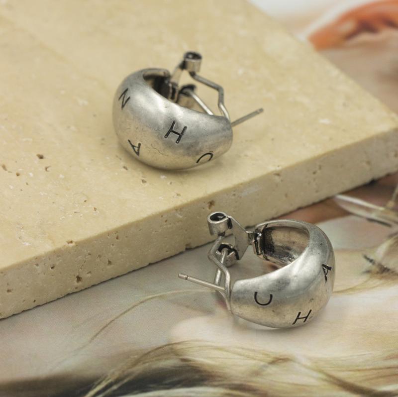 ピアス レディース C型 中古風 アルファベット 落書き 金豆 レトロ 小さめ イヤリング ブラック 電気メッキ加工 幾何学型 OL 通勤 かわいい