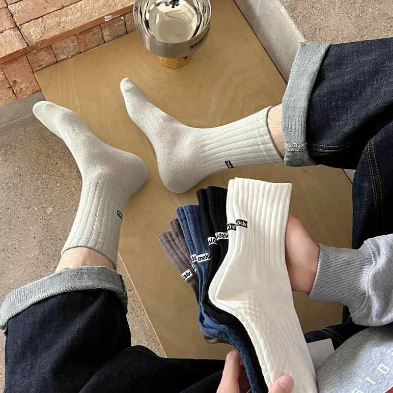 靴下 メンズ 無地 かかと 英語 刺繍 リラックス 中丈 ソックス フットマッサージ シンプル 黒 白 男性用