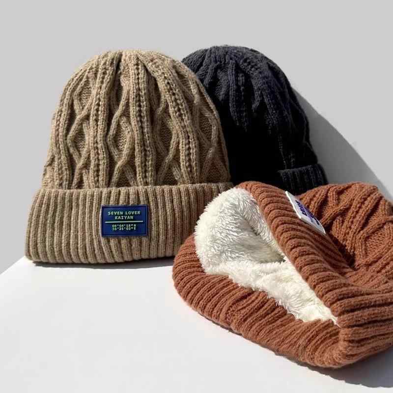 ニット帽 レディース 秋冬 防寒 保温 自転車 バイク あったか イヤーマフ 韓国 アルファベット かわいい ケーブル編み ニット帽子 ブラック ベージュ カーキ グレー・カテゴリ: ニット帽・適合シーズン: 冬・帽子のタイプ: 丸いドーム・つばのスタイル: つばなし・カラー: ブラック, ベージュ, カーキ, キャラメル, グレー・サイズ: フリーサイズ・機能: 保温, 防風・スタイル: 日韓, かわいい, スイート, プリンセス, 学生, 韓国, フレッシュ, 香り・帽子: ニット帽・・分類: フレッシュ＆スイート・加工技術: ニット, 丸編み・の要素の分類: なし