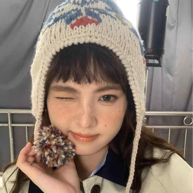ニット帽 レディース 秋冬 防寒 保温 提花 手編み かわいい ボンボン 付き 耳あて付き 暖かい ブラック ベージュ レッド