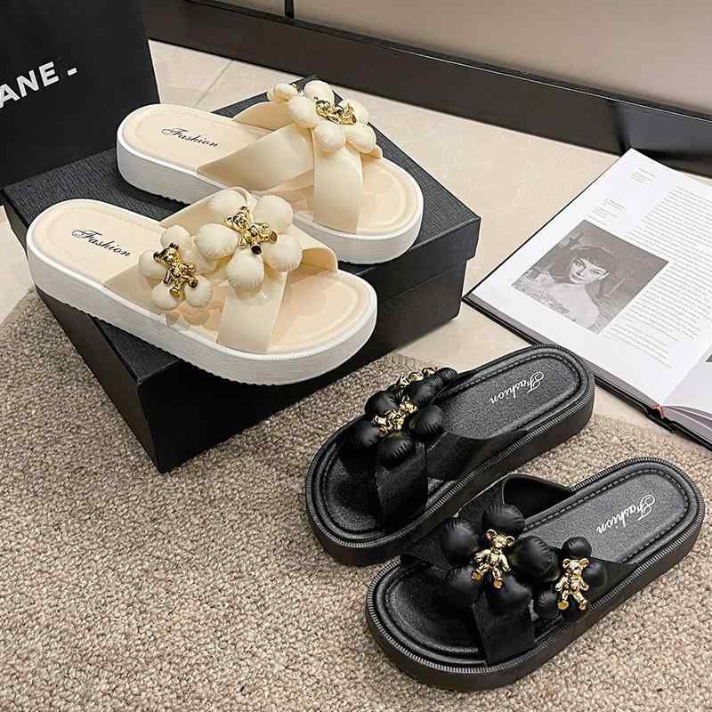 サンダル レディース 厚底 美脚 韓国 フラット 普段使い ビーチ 海 室内履き 花柄 白 黒1