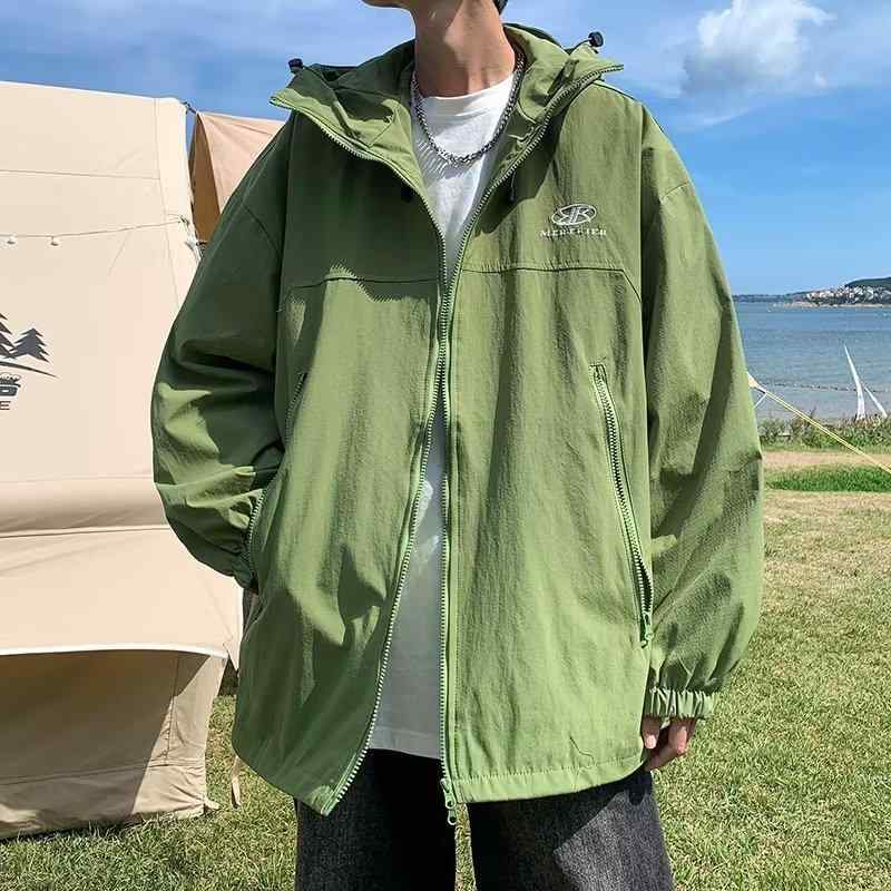 ・製品カテゴリ: ジャケット・・対象年齢: 18-24歳・襟のタイプ: 襟付き・フィット: ゆったり・フロント: ジッパー・フード: 連帽・・柄: 無地・誤差範囲: 1-3cm・生地: 化学繊維混紡・主な生地の組成: ポリエステル・適用シーン: カジュアル・デザイン詳細: ポケット装飾・裾のデザイン: ストレート・袖丈: 長袖・色: ブラック, グリーン, レッド・サイズ: M, L, XL, 2XL・袖のタイプ: 通常袖・着丈: レギュラー・ポケットスタイル: サイドシームポケット・着方: アウター