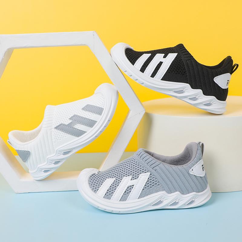 Rakuten - スニーカー キッズ 子供 メッシュ 通気性 スポーツシューズ 男の子 女の子 運動靴 スリッポン 普段使い 黒 白 灰色 春夏 秋冬
