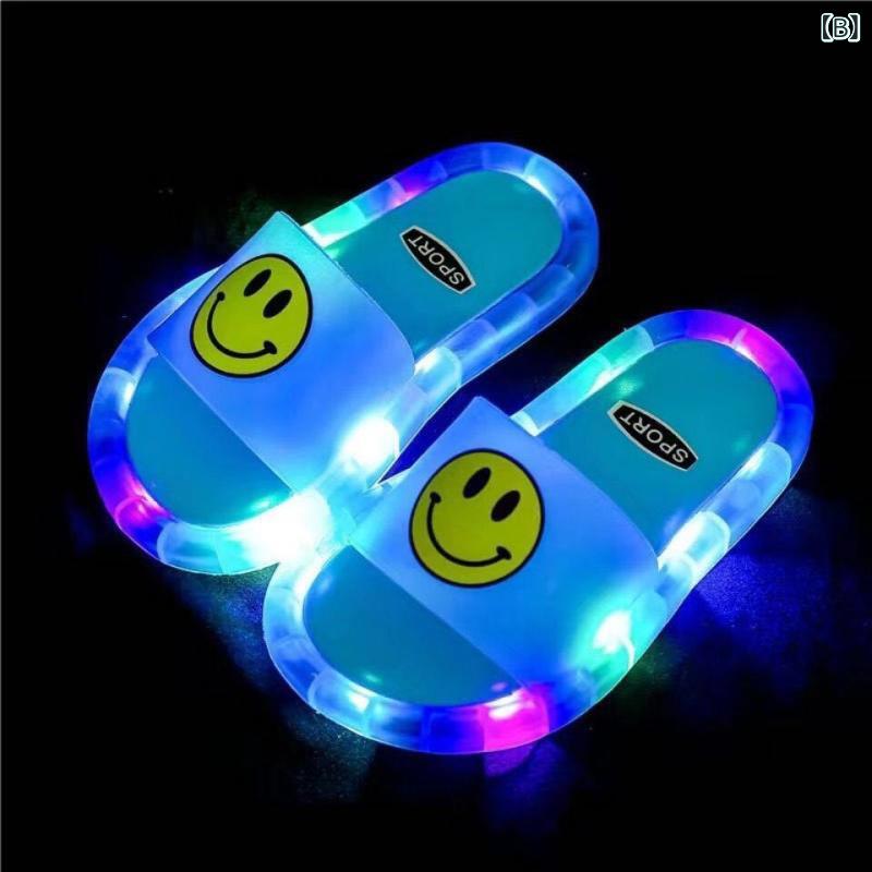 子供用 サンダル 光るサンダル かわいい スリッパ 幼稚園 保育園 小学生 幼児 滑り止め 柔らかい ルームシューズ 男の子 女の子 ピンク ブルー イエロー ブラック アニマル