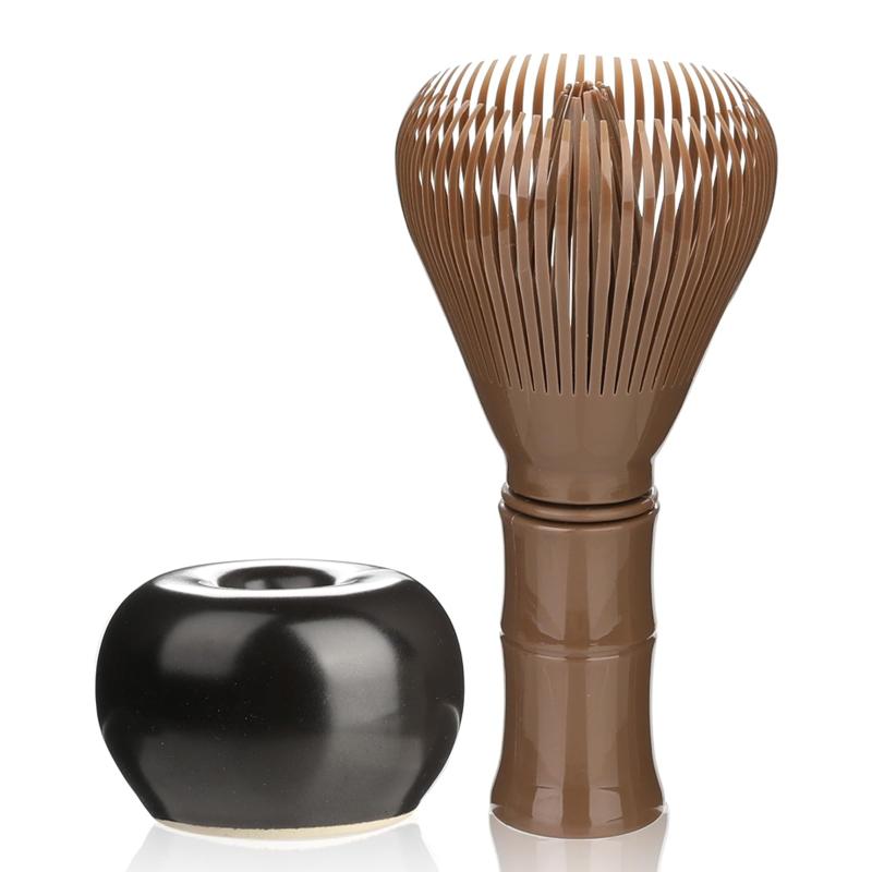 茶せん 茶筅 百本立 抹茶泡立て器 茶筅立付き樹脂製 再利用可能【耐用性抜群、豊富なカラーバリエーション】樹脂製の茶筅は、割れや変形がしにくく、長寿命です。竹製の茶筅は湿気の影響でカビが生えやすく、長期間の使用で毛羽立ちが生じ、茶筅の寿命を縮め、抹茶を攪拌する効率を低下させる可能性があります。本製品は、黄色、黒色、緑色など、豊富なカラーバリエーションをご用意しており、お客様の個性的なカラーニーズに応え、様々な茶器や家居スタイルに合わせることができます【お手入れ簡単、耐久性抜群】樹脂製の茶筅は、割れや変形がしにくく、長寿命です。携帯性が高く、収納も簡単です。樹脂製の表面は滑らかで、茶渋が残りにくく、お手入れが簡単です。竹製の茶筅は隙間が多く、汚れが溜まりやすく、お手入れが困難です樹脂製の素材自体に高い抗菌性があり、菌の繁殖を抑え、より衛生的です。竹製の茶筅の竹繊維には微細な隙間が存在し、菌が繁殖しやすい可能性があります。吸水性が低く、軽量です。樹脂製の茶筅は吸水性が低いため、変形を防ぐことができます。樹脂製の密度は小さく、茶筅の重量が軽いため、より快適にご使用いただけます【お手頃価格】樹脂製の茶筅は生産コストが比較的低いため、価格も手頃で、抹茶を初めて楽しむ方にもおすすめです。持ち運びやすいデザインで、テーブルに吸着させることができ、収納や持ち運びに便利です【多様なデザイン】樹脂製の素材は柔軟性が高いため、様々な形状の製品を作ることができ、ユーザーの美意識に応えます。竹製の茶筅の形状は比較的固定されています