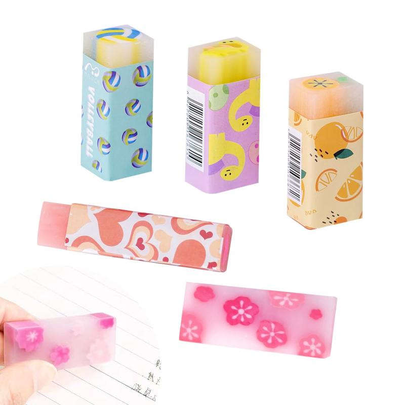 可愛い 消しゴム 5個よく消える 果物 桜 恐竜パターン 文房具ノベルティスクールオフィス子供子供学生DIY描画（カラーランダム）【商品仕様】サイズ：約4.5*1.2cm；重さ：約17g；個数：5個；柄：フルーツサンド（ランダム）1個＋ボールサンド（ランダム）1個＋恐竜サンド（ランダム）1個＋桜サンド（ランダム）1個＋ハートサンド（ランダム）1個。【高品質な素材】この消しゴムは高品質のPVCで作られており、安全で無毒、実用的で、柔らかい質感で、壊れにくく、きれいに拭いて跡を残さず、お子様の学習に良いツールです。【製品の特徴】この消しゴムは美しく素敵な模様でできており、お子様の注意力と想像力を向上させ、カラフルな模様が大好きになります。【ランダムな柄】お子さまがブラインドボックスを開けるのを楽しめるように、柄はランダムにお送りします。 それぞれの消しゴムに絶妙な模様が施されています。模様入りのサンドイッチ消しゴムは、切り抜きの両側に模様が入っています。 さまざまなスタイルで、さまざまなニーズにお応えします。【幅広い用途】お子様やお友達への素敵なプレゼントに。 素敵な模様のデザインと可愛らしい色使いが目を引きます。 研究、オフィス、学校、執筆、描画、鉛筆を使用するときにミスが発生する他の場所で使用することができます。子供の誕生日、クリスマス、子供の日のプレゼントにも使えます。