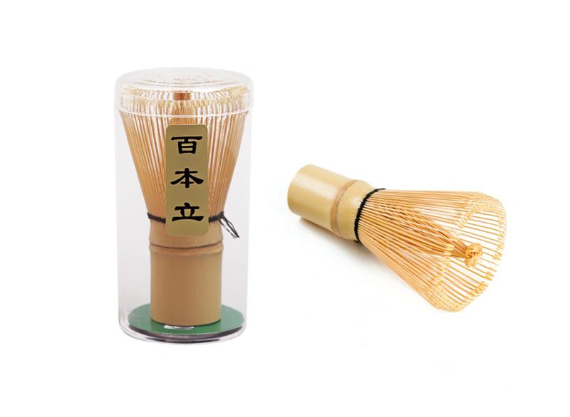 茶せん 茶筌 竹製 百本立 抹茶泡立て器 茶道具 茶道用「お抹茶の時間」抹茶を点てる時に使う道具です。泡立てるほどクリーミーで美味しい抹茶が出来上がります。茶筅の穂数が多いほど泡立ちがよくお茶を点てやすいので、初心者の方には80本立・100本立がおすすめです。産地：中国、材質：竹 ●サイズ:（約）直径6cm×高さ10.5cm、持ち手径：2.7cm一つ一つ手作りの為個体差があります。●箱:プラスチックケース入天然の竹で作られています、安心に使えます。自然素材の為、寸法や色味、節の具合など個体差がございます。その為画像と異なる場合がございますので予めご了承ください。お取り扱いについて：新しい茶筌を使い始める時はたらいやボウルを使って軽く水洗いをし、その後お湯で湯通し（茶筌通し）をして下さい。食洗器・乾燥機でのご使用はお控えください。洗剤は使わないで水で振り洗いをし、直射日光の当たらない風通しのよい場所で十分に自然乾燥してください。使用後は、十分に乾燥し涼しい場所に保管ください。できれば茶筅直し(陶器・木製)をご使用下さい。正規品・販売元：Qiye JP 安心の品質、安心のアフターサービスをお求めの方は、 ご購入の際は必ず「Buy Box」の「販売元：Qiye JP」をご確認ください。