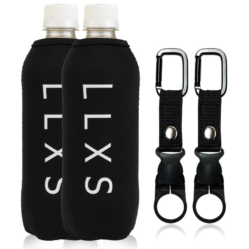 [LLXS] 500ml~600ml ペットボトルホルダー カラビナ付き ペットボトルカバー 散歩 アウトドア 折り畳 ブラック 軽量 携帯便利【持ち運びに便利】カラビナ付きのペットボトルホルダーは、バッグやベルト、ベビーカーなどにワンタッチで装着可能。ペットボトルの出し入れは簡単にできます両手がふさがっている時でも、ペットボトルを安定して固定でき、散歩や旅行での使用に最適。軽量でコンパクトなため、鞄の中でも邪魔になりません。【ペットボトルを出さずに飲める】3WAY使い分けでシーンに合わせた活用カバーには専用の飲み口が設計されており、ペットボトルを取り出さずにそのまま飲める便利さが魅力です。特に忙しい時や運動中でも、手間なく水分補給ができます。ランニングやアウトドアでの使用に適しています。【3WAY使い分けでシーンに合わせた活用】(1)ペットボトルホルダーとしてカラビナで携帯　(2)カバー単体で使用　(3)カカラビナとペットボトルホルダーを同時に使用できます。カラビナを取り外すことで、鍵やキャップ、犬のリードを掛けて手を解放できます。その間、マジックテープとスナップボタンでペットボトルホルダーはしっかり固定され、使用に影響はありません。【結露対策】ネオプレーン素材のペットボトルカバーは、冷たい飲み物の結露をしっかり防止。カバーが水滴をキャッチするため、手やテーブル、バッグが濡れる心配がありません。【使用注意】(1)：●本製品厚さ3mmのペットボトル専用保冷保温カバーです、完全に熱を遮断することができません。 (2)：●カバーをしっかりペットボトルを囲むため，製品の作りはきつめです。初めてご使用の時、チャック閉めにくい場合がありますが、これは正常なのです。使用頻度によってチャック閉めやすくなります。