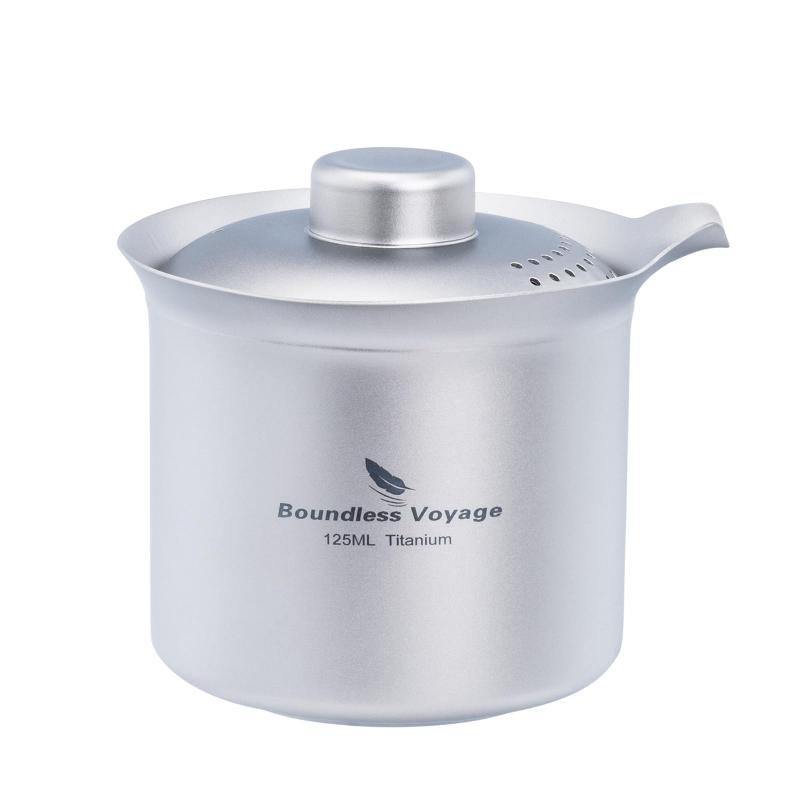 Boundless Voyage チタン 急須 ティーポット おしゃれ 耐熱 二重構造 急須 小さい 125ml お茶 ポット 中国茶器 軽量 錆びにくく 洗いやすい 旅行ティーポット 携帯用茶器 急須 割れない アウトドア ✅【商品詳細】材質：チタン·容量(約)：125ml·重量(約)：85g·サイズ(約)：70×68mm·セット内容：急須×1、収納袋×1✅【チタン製の急須】チタンは重金属に含まず、耐蝕性に優れ、錆びつきにくく、体と環境にとっても優しい素材です。細菌の繁殖を防ぐ強力な抗菌効果があるので、抗菌性にも優れていますまた、チタンは無味無臭なので、金属特有の味や匂いでお茶の味を邪魔することはありません。✅【二重構造】二重構造は保温性に優れてます。飲み物の温度が容器の外側に伝わりにくいため、アツアツの温かい飲み物を注いでも急須の表面は熱くなりにくく、長い時間急須を持つことができます。中間層は空気が真空ではないので、急須は完全に断熱されているわけではありません、お気をつけ下さい。注意：お湯を入れすぎるとやけどしやすいので、最大水位が二重構造以上にならないことをお勧めします。✅【使いやすさが抜群】 急須の蓋には細かいレーザー孔が複数あり、フィルターとして茶かすを簡単に濾過することができ、注ぎ口は鷹のくちばしのようなデザインで、水を注ぐときもすっきりして、こぼれにくいです。表面ブラスト加工処理、より滑らかで繊細で、洗いやすい広口などの機能性も抜群✅【洗練されたデザイン】木とチタンの組み合わせで、シンプルで実用的なチタンティーポットを設計いたしました。自宅ではもちろん、仕事先や外出先で使っていても自然と馴染むデザイン。高級感を醸し出すフォルムは、小さいのに周囲に一目を置かれるほどの存在感✅【軽量で持ち運びが便利】重さわずか85g、収納袋付きで携帯性に優れています。自宅やオフィスで日常的に使用するのはもちろん、キャンプ、旅行、登山、釣りなどあらゆるアウトドアで使用することもできます。いつでもどこでも美味しいお茶を淹れることができます。