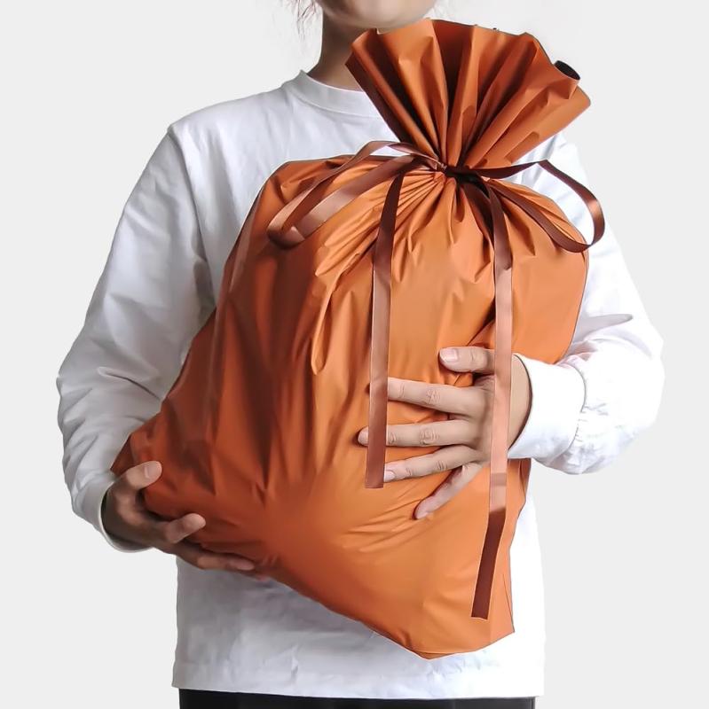 ラッピング 袋 プレゼント 袋 リボン付 ギフトラッピング 袋 大 包装袋 クリスマス ハロウィン ラッピング用品 誕生日 包装【サイズ】 W450mm×H560(420)mm【PE素材】 素材は安全安心なPE素材を採用し、毒性もなく無臭でリサイクル利用できます。【バイカラー】 ラッピング袋はバイカラーデザインを使用して、内側と外側で色が違います。外側はサラッとした手触りになっており、耐久性・耐水性に優れています。【リボン付き】 ラッピングはとっても簡単リボンが通してある巾着タイプラッピング 袋なので、ラッピングが苦手な方でも簡単に仕上がります。【プレゼントに最適】 誕生日やクリスマス、父の日、母の日、結婚祝い、退職祝いなど様々なギフト、快気祝い、贈るシーンや相手別にぴったりなプレゼントにご利用いただけます。