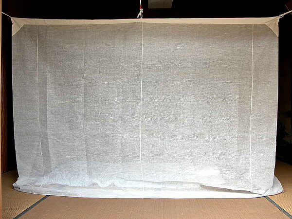 本麻 蚊帳 6畳用 250cm x 300cm 高さ200cm キナリ 日本製 /吊り下げ かや 丈夫 本 麻 あさ モスキートネット 大人 虫よけ 虫除け 害虫防止 安眠 快眠 カヤ 心地よい 春 夏 涼しい 天然素材 通気性 高品質 洋室 和室 リネン ラミー 麻 糸 かちょう 自然素材 伝統の蚊帳 2