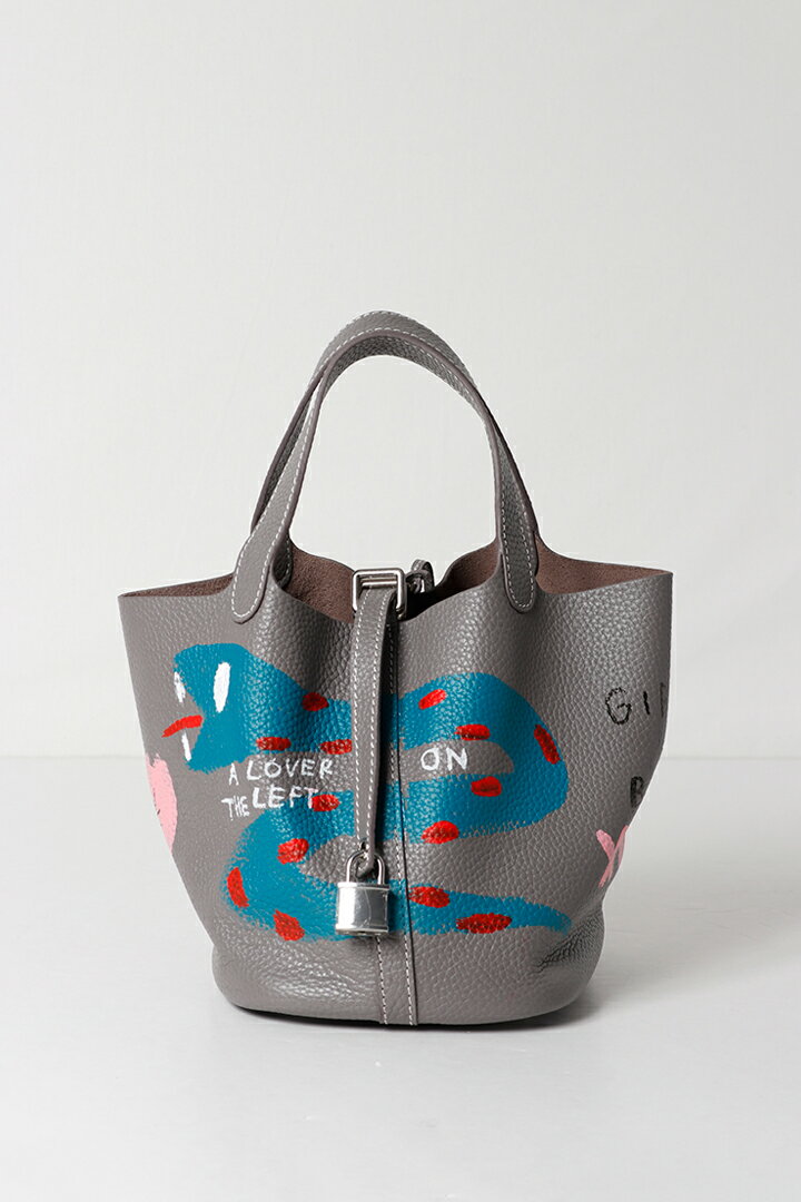 メーカー希望小売価格はメーカー商品タグに基づいて掲載していますguernika ゲルニカ Cube Bag / size S / Gray ※ハンドペイントで製作しているため、1点1点個体差が生じます。写真とペイントの具合が異なる場合がございますので予めご了承ください。 ■ブランド guernika ゲルニカ ■特徴 アーティスト、乾シンイチロウ（Shinichiro Inui）によりハンドペイントが施されたレザーバッグ。 ■サイズ 高さ(hight) 19cm 幅(width) 16cm 奥行(depth) 20.5cm 持ち手高さ(bag handle hight) 11cm ※上記サイズスペックはメーカー案内値です ■カラー Gray ■素材 本牛革(Calf skin leather) ■ご注意 掲載画像の他に詳細画像をご希望の際は上記のお問い合わせボタンよりお申し付けくださいませ。色々な角度の画像をご用意させていただきます。 →　商品についてのご注意事項 →　セール商品・クーポンご利用注文 についての規約