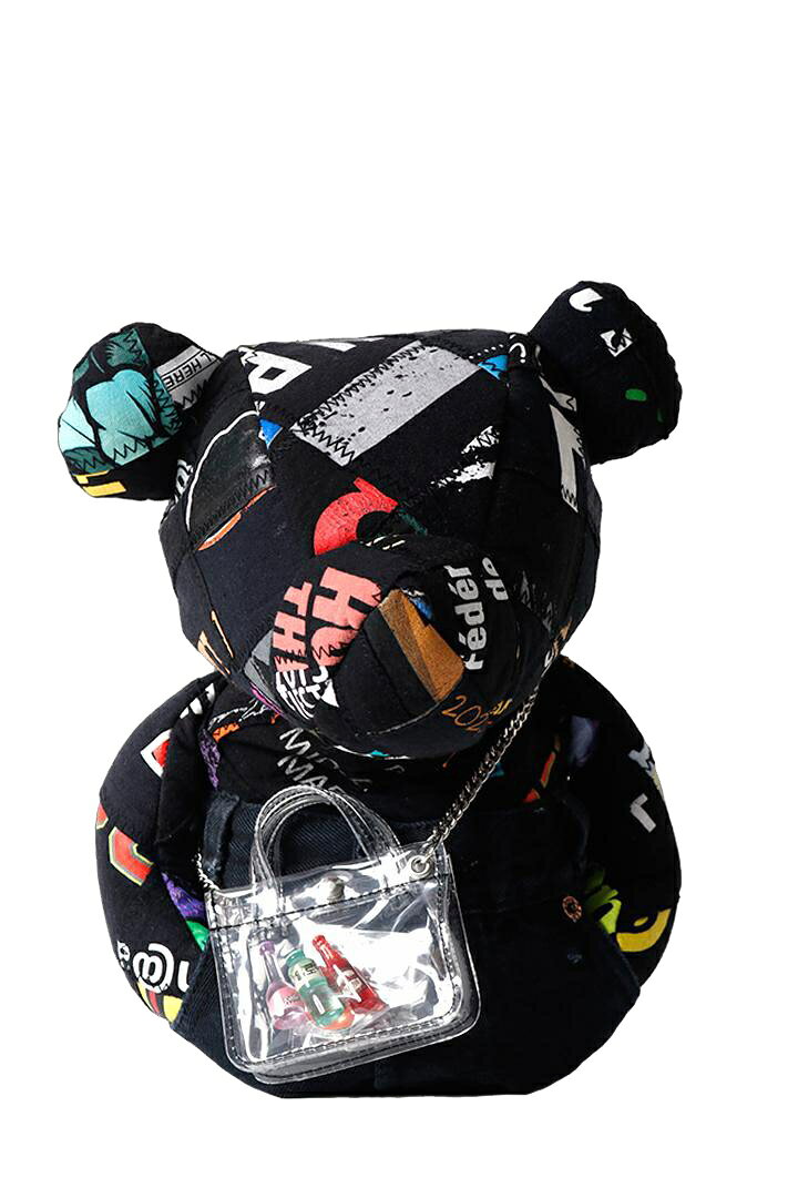 メーカー希望小売価格はメーカー商品タグに基づいて掲載していますZEROZONE ゼロゾーン DR用ヘッドカバー ■ブランド ZEROZONE ゼロゾーン ■特徴 ZEROZONE 2026 PVC SERIES ★ TOUMEI ★ concept A Product That Encapsulates the Past. “過去を閉じ込めた商品” 透明の外側。 その内側にあるのは、海外から集めた古着Tシャツのプリント。 カルチャー、音楽、アート、ストリート。 それぞれが刻んできた時間を一度解体し、 プリント部分だけを再構築した“Archive Fabric”。 外側はクリアPVC。それは隠さないための素材。 一点一点異なる色、構成、表情。 同じものは二度と作れない。 MULTI カラーは、世界の断片が混ざり合う衝動。 BLACK カラーは、黒のみで構成された静かな強さ。 アップサイクルでありながら、ラグジュアリー。 過去を包み込み、未来へ持ち運ぶ。 それが、TOUMEI。 ■サイズ 対応サイズ：460cc ※上記サイズスペックはメーカー案内値です ■カラー BLACK ■素材 （表地）コットン100％／※一部透明PVC100％　（裏地）ポリエステル100％ ■商品のご注意事項 ※カバンの中のオモチャは商品ごとに異なります。 ■ご注意 掲載画像の他に詳細画像をご希望の際は上記のお問い合わせボタンよりお申し付けくださいませ。色々な角度の画像をご用意させていただきます。 →　商品についてのご注意事項 →　セール商品・クーポンご利用注文 についての規約