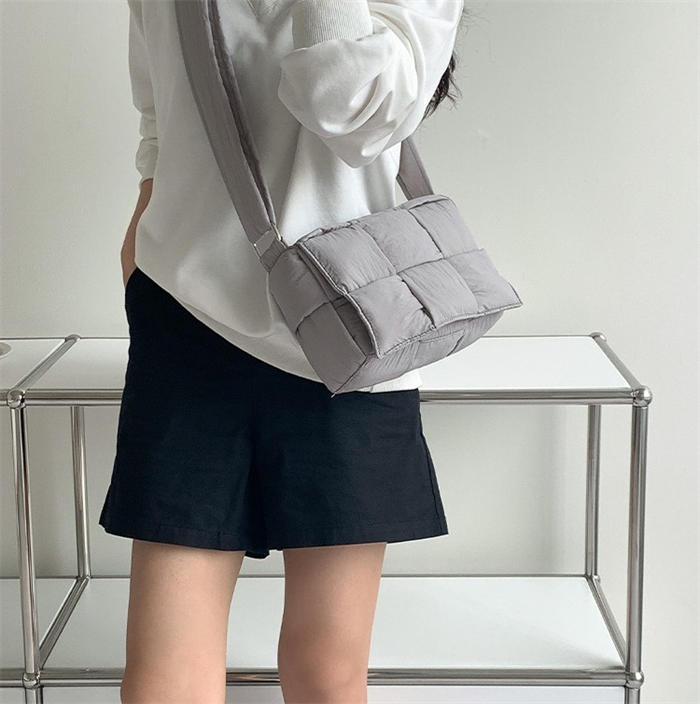 Misskirtの中綿 ショルダーバッグ レディース 斜め掛け 軽量 キルティング ショルダー 太ベルト 肩掛け 斜め掛け バッグ 超軽量 ふわふわ 軽い かばん 鞄 ナイロン ナイロンバッグ 通勤バッグ ファスナー付き 大容量 パテッドバッグ シンプル 通勤 通学 仕事 大人 おしゃれ ギフト｜アングル2