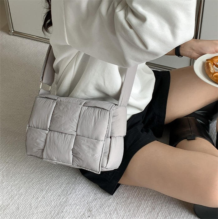 Misskirtの中綿 ショルダーバッグ レディース 斜め掛け 軽量 キルティング ショルダー 太ベルト 肩掛け 斜め掛け バッグ 超軽量 ふわふわ 軽い かばん 鞄 ナイロン ナイロンバッグ 通勤バッグ ファスナー付き 大容量 パテッドバッグ シンプル 通勤 通学 仕事 大人 おしゃれ ギフト｜アングル3