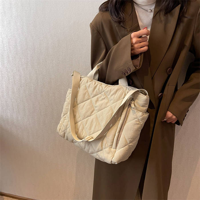 キルティング トートバッグ バッグ レディース 超軽量 通勤バッグ 大容量 2way お仕事バッグ ショルダーバッグ ファスナー付き ボンディングトート ショルダー トート 斜め掛け 肩掛け 大きめ シンプル キルティングバッグ 通勤 通学 多収納 ナチュラル 柔らかい 軽い