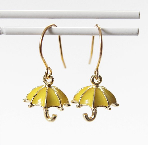 パラソル ピアス（イエロー）14KGF ゴールドフィルド アクセサリー ジュエリー プチピアス 梅雨 雨 傘 ..