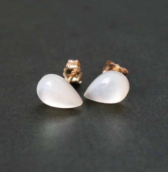 樂天商城 - ホワイトシェル 一粒 ピアス（ペアシェイプ S）スタッドピアス 14KGF ゴールドフィルド ジュエリー 雫型 白 マザーオブパール 白蝶貝 シンプル 天然石アクセサリー
