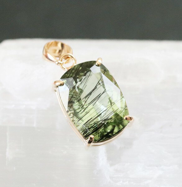 ルチルペリドット ペンダントトップ K18（レクタングル）5.26ct ルドウィジャイトインペリドット ルチ..