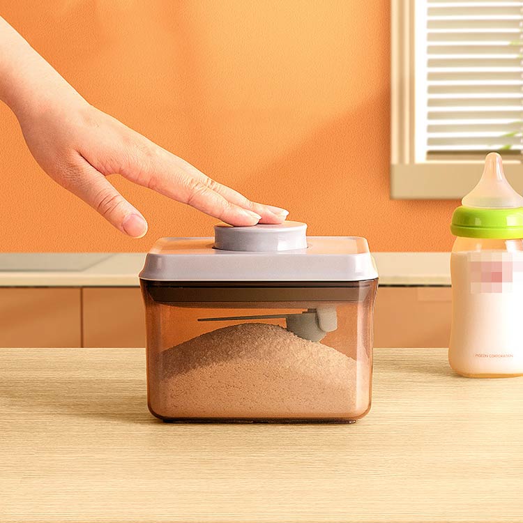 Linkage楽天市場店の送料無料 粉ミルク 保存容器 密閉 1000ml プロテイン 保存 キャットフード 食品保存容器 ナッツ 遮光 小麦粉 プラスチック ストッカー ワンタッチ コンパクト 携帯 スプーン収納 軽量 キッチン冷蔵庫 食品収納ケース ギフト プレゼント｜アングル2