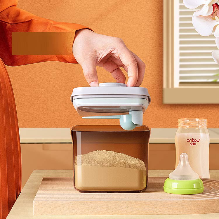 Linkage楽天市場店の送料無料 粉ミルク 保存容器 密閉 1000ml プロテイン 保存 キャットフード 食品保存容器 ナッツ 遮光 小麦粉 プラスチック ストッカー ワンタッチ コンパクト 携帯 スプーン収納 軽量 キッチン冷蔵庫 食品収納ケース ギフト プレゼント｜アングル3
