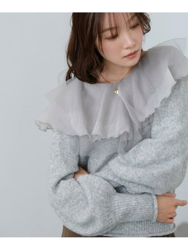 【予約商品について】 ※「先行予約販売中」「予約販売中」をご注文の際は予約商品についてをご確認ください。■重要なお知らせ※ 当店では、ギフト配送サービス及びラッピングサービスを行っておりません。ラッピング・ギフト配送について同時に複数の商品を注文された場合メーカー希望小売価格について置き配についてご利用ガイドBab / Bou Jeloud（バブ / ブージュルード）チュールラッフルカラーニットトップス●Bab●■POINTふんわりと重ねたチュールのラッフルカラーが印象的なニットトップス。ニットの上に透け感のあるチュールを重ねることで、軽やかさと華やかさを両立しました。顔まわりをやさしく包み込むようなフリルデザインで、甘さの中にも上品な雰囲気を演出。デイリーにはもちろん、ちょっとしたお出かけやディナーシーンにもおすすめの一枚です。■FABRIC本体はポリエステルをベースに、ナイロンやウールをブレンドした柔らかなニット素材。チュール部分・オーガンジー部分には軽やかなポリエステル素材を使用し、繊細な透け感をプラス。厚すぎず、着心地の軽い仕上がりでロングシーズン活躍します。■COORDINATEシンプルなスラックスやタイトスカートを合わせて、甘さをほどよく引き算した大人スタイルに。デニムでカジュアルダウンしてもバランスが取りやすく、抜け感のある雰囲気に仕上がります。ヘアはまとめ髪で顔まわりをすっきり見せると、チュール襟がより映えます。…………………透け感：なし/チュール部分：あり裏地：なし洗濯：クリーニングネットをご使用ください…………………※撮影環境により、多少実際のカラーと異なる場合がございます。また、携帯やスマートフォン、パソコンなどの画面上と実物では多少色が異なって見える場合がございます。ご了承下さいませ。※画像の商品はサンプルのため、実際の商品と若干仕様が異なる場合がございます。※濃色品は、過度な摩擦や濡れた状態での摩擦により、色落ち・色移りをする恐れがあります。※この商品は、素材の特性上、洗濯の際に多少の縮みが生じる恐れがあります。洗濯後は形を整えてから干してください。※その他お取り扱いに関しましては、商品に付属のアテンションタグをご覧ください。★商品のお気に入り登録再入荷やラスト1点のお知らせ、セール情報などお知らせを受け取ることができます!★ブランドのお気に入り登録新商品や再入荷などのお得な情報を受け取ることができますので、是非ご登録ください。★Bab公式Instagramアカウント【bab.showroom】で最新情報をチェック！--型番：5548162-011-001 QQ4269【採寸】サイズ身幅着丈袖丈FREE455267商品のサイズについて【商品詳細】中国素材：ニット部分：ポリエステル84% ナイロン7% アクリル6% 毛3%　チュール部分：ポリエステル100%　オーガンジー部分：ポリエステル100%サイズ：FREE--※画面上と実物では多少色具合が異なって見える場合もございます。ご了承ください。商品のカラーについてこの商品はセール商品のため返品・交換対象外です詳細はこちら >>