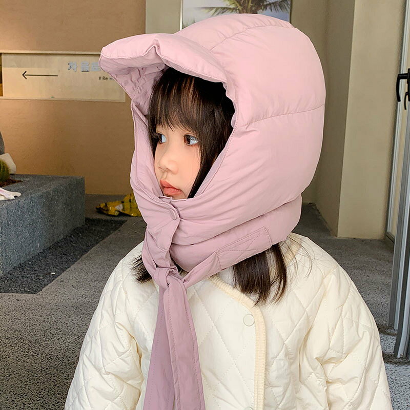 この商品について 1. 素材：ポリエステル 使用場合：雪遊び、スキー、散歩などのアウトドアスポーツ 2.厚手のある素材で、防風と防寒性が高いキッズ用防寒キャップです。無地な3カラーを揃ているから、男の子でも女の子でもご使用いただけます。可愛いデザインは、子供たちに絶対喜ばれます。 3.手触りいいので、つばのモコモコしたデザインのは、かわいい雰囲気を出せます。ふんわり被れてヘアスタイル崩れなし、つばが顔のラインを隠して小顔にみせてくれる効果もあります。子供たちにとつて一番いいキャップです。 4.シンプルなデザインなのでお子様でも着脱が簡単です。子供たち自身でも簡単に使用できます。帽子としてはもちろん、マフラーと耳カバーとしてもでき、子供を優しく守って防寒帽子です。雪の中で楽しむ間、この帽子は額、頭、耳全般的に守ってくれ、寒い日に欠かせない一品です。 5.お子様で使うだけではなく、誕生日、新年、クリスマスなど場合友人の子へのプレゼントとしても適しています。普段では、お出かけ、散歩、通園、旅行、雪遊びなどの活動に適します。文化祭、運動会などの特別な日でもお勧めします。 ご注文から30分以内は、理由の有無を問わず購入履歴からキャンセルすることが可能です。 なお、当店では、ご注文から30分以上過ぎた場合、お客様都合によるキャンセルは承っておりません。 あらかじめご了承ください。 ◇ 配送方法について ◇ ※ 発送後のキャンセル・送付先の変更はできません。 ※ 届かない場合や、転居による紛失に関しての補償は一切ありません。 ご注文前に、送付先に誤りがないか、部屋番号抜け等がないかを必ずご確認ください。 ※ 長期不在・表札がない・表札や郵便受けに書かれたお名前がご注文者のお名前と異なる場合、 お届けができず自動的に返送となる場合がございます。 返送された場合、返送・再配達にかかる送料はお客様負担となります。ご了承ください。 ◇ 注意事項 ◇ ※ ご利用のモニターによって、実物とすこし異なる色に表示される場合がございます。 ※ 全商品、北海道・沖縄・離島は別途 送料が掛かります。 ※ ラッピング対応しておりませんので、ご了承ください。 ※輸入品の為予告なくパッケージや仕様が多少変更される場合があります。 ご了承ください。