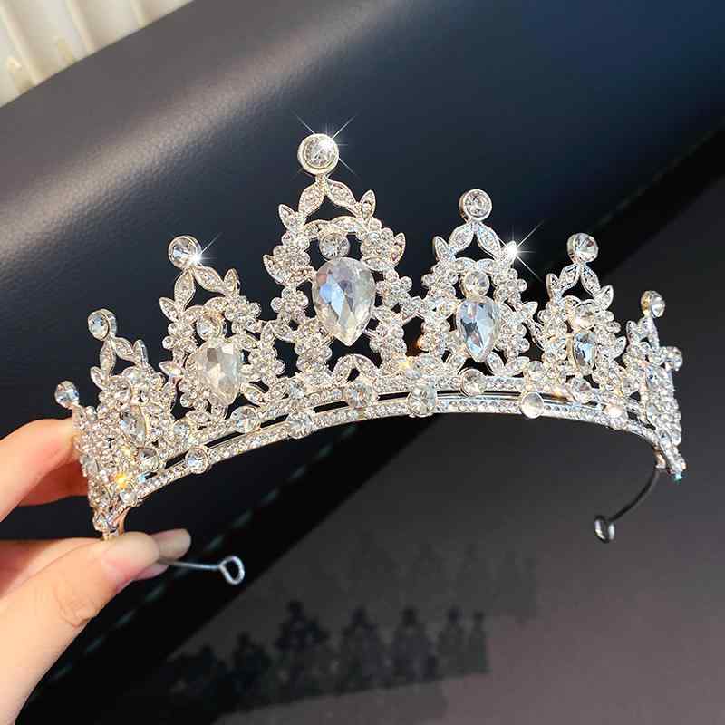 ・カテゴリ: ヘッドドレス・スタイル: 欧米風・素材: 合金・純度: 素銀・性別: 女性用・形状: クラウン・加工: 電鍍・水晶の種類: 白水晶・適用シーン: 結婚式、誕生日・カラー展開: シルバー（バースデー白ジルコニア）、シルバー（バースデーピンクジルコニア）、シルバー（バースデー赤ジルコニア）、シルバー（バースデー青ジルコニア）、ゴールド（白）、ゴールド（ピンク）、ゴールド（赤）、ゴールド（青）・カテゴリ: ヘッドドレス・スタイル: 欧米風・素材: 合金・純度: 素銀・性別: 女性用・形状: クラウン・加工: 電鍍・水晶の種類: 白水晶・適用シーン: 結婚式、誕生日・カラー展開: シルバー（バースデー白ジルコニア）、シルバー（バースデーピンクジルコニア）、シルバー（バースデー赤ジルコニア）、シルバー（バースデー青ジルコニア）、ゴールド（白）、ゴールド（ピンク）、ゴールド（赤）、ゴールド（青）