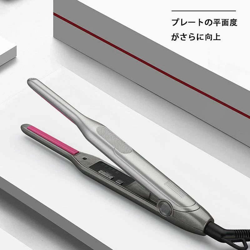 商品特徴・ショートヘアのスタイリングに最適な2way仕様で、ストレートとカールの両方を楽しめます。・小型で持ち運びやすく、旅行や出張にも便利です。・プロ仕様のため、業務用としても使用可能で、滑らかなプレートが髪に優しく、均一な仕上がりを実現します。・男性にもおすすめで、実用的なギフトとしても喜ばれるでしょう。 商品詳細【素材】・ABS【コードの長さ】・約2.5m【タイプ】・ストレート＆カール2way仕様【加熱材料】・PTC【サイズ】・写真ご参考発送・在庫発送について・土日・祝日は休業日とさせて頂いております。・弊店は発送時間の指定を承っておりませんので、ご了承ください。在庫について・商品によっては、弊社運営の多店舗と在庫を共有しているものがございます。・ご注文頂くタイミングによっては、ホームページ上で在庫がある商品も欠品になる場合がございます。・入荷待ち/突然に在庫切れの商品に関しましては、別途メールにてご連絡差し上げます。・ご了承の上ご注文下さいます様お願い申し上げます。注意※商品のお色は撮影時の環境、ディスプレイの発色などにより実物と多少の違いが生じることがございます。予めご了承下さい。※色違い、商品違い、大きな欠陥の場合は、到着後ぜひご連絡下さい 。※サイズは、実寸サイズを測っているため多少誤差がでる場合があります。※仕様・デザインは改良のため予告なく変更することがあります。※ラッピングは承っておりません。検索キーワードヘアアイロン ショートヘア メンズ ショートヘア 小型プレゼント ギフト 実用的 美容 2way ストレートアイロン カールアイロン プロ仕様 コテ ヘアーアイロン 業務用 ストレート コテ アイロン ギフト人気商品のカテゴリ