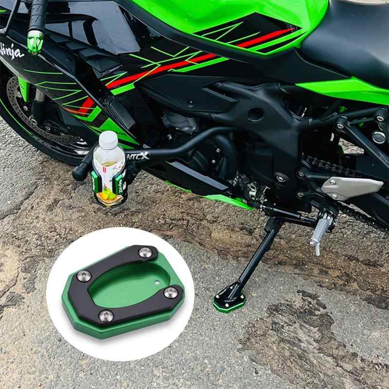 バイク用 サイドスタンド プレート 対応車種 カワサキ エリミネーター400 (2023-) ニンジャ400 Z400 (2018-2023) ニンジャ250 Z250 (2019-2023) ZX-25R (2020-2023) ZX-4R ZX-4RR (2023+) ヴェルシス 650 (2015-2020)適合車種：エリミネーター400(2023-) ニンジャ400 Z400(2018-2023) ニンジャ250 Z250(2019-2023) ZX-25R(2020-2023) ZX-4R ZX-4RR (2023+) ヴェルシス 650(2015-2020)ップは高強度アルミニウム合金素材（A6061－T6）削り出し、カラーアルマイト仕上げ特徴設置面積を広げプレートに掛かる力を分散します。カスタム好き、カッコよくおしゃれなバイクにしたい方にもオススメです。商品高品質・高強度のアルミを使用した汎用タイプのバイク用サイドスタンド。土や砂利、未舗装地等での駐車時の安定性が向上し、沈み込み・転倒を防止します。お取り付け用の六角レンチも付属しているためお手軽にお取り付けいただけます。パッケージ内容：1個