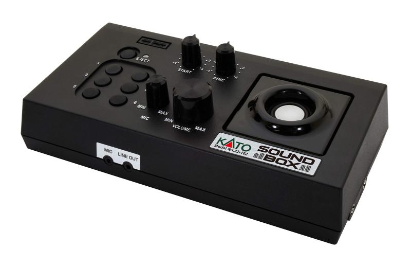 KATO サウンドボックス (サウンドカード別売) 22-102 鉄道模型用品お手持ちの鉄道模型に音をプラスしたリアルな運転をお楽しみいただけるサウンドボックスが、より扱いやすくなりました。これまでサウンドカードラインナップの充実と共にアップデートしてきた最新のソフトウェアを標準搭載し、外観もツマミの部分に目盛りや表記を加え、操作しやすくなりました。これからサウンドボックスをはじめる方もすぐに最新の環境で運転をお楽しみいただけます。DCCには対応していません。アナログ走行を楽しんでいただくための機器となります。