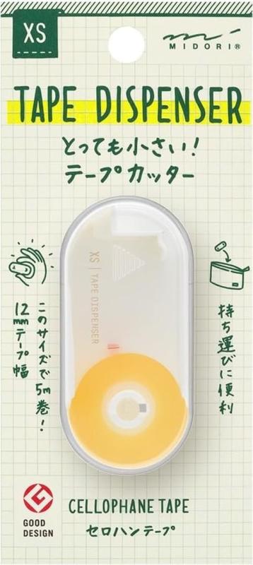 ミドリ テープカッター XS 白A 35540006とっても小さいステーショナリーシリーズ、機能性の高さを追求したテープカッター。12mm幅×5m巻きのセロハンテープが内蔵されています。極小サイズながらもテープを指ですくい上げられるスペースはしっかりと確保。使用後は蓋を閉じて収納することで、持ち歩きや保管中にテープを汚れやほこりから守ることができます。素材本体：ポリカーボネート、テープ：セロハン(芯：PE)、刃：ステンレス本体サイズH25.5×W56×D18mmテープサイズ12mm幅×5m(Φ22.5mm)