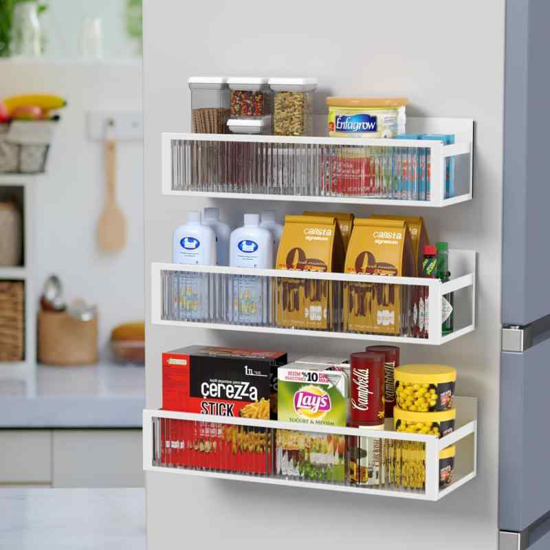 調味料ラック 穴開け不要 3個入り 貼り式 キッチン収納 スパイスラック 調味料入れ壁面 収納 冷蔵庫横 洗濯機に対応 多機能 便利グッズ シンプル 北欧 おしゃれ ホワイト(貼る式)貼ってるタイプ調味料ラック詳細生地：鉄、サイズ：29.1*10.1*7.5（S、耐重：3.5kgまで）、30.2*11.3*7.5（M、耐重：4kgまで）、 31*12.9*7.6（L、耐重：4.5kgまで）掛け式調味料ラック、収納スペースを更にアップ掛け式デザインで、工具も穴開けも不要、簡単に取り付けて収納スペースを増やします。貼るタイプでほとんどの面に対応、平らで丈夫な壁や、冷蔵庫やレンジの側などに対応、気軽に収納スペースを増やすことができます。このラックがあれば、よく使うスパイスや調味料などを手に取りやすい位置にスタンバイしておけば、便利です。高品質キッチン収納、お得な3個セット高品質鉄で作られ、簡単に変形しなく、高いフェンスで物落下防止。強力粘着シートが付けられ、総耐重12KGで、段に総耐重が3.4KG以上。1セットにキッチン収納ラックが3個入り、数が多いので、まとめて使うのがもちろんで、3個、三つサイズでおニーズに応じて別々に使うのも可能です。取り外しできて便利、お手入れも簡単壁掛けスパイスラックで、おニーズがあれば、スパイスラック本体のみを取り外することができます。また、丈夫な鉄製を採用して作り、粉体塗装が採用され、サビがつきにくく、油やホコリが溜まってもサッと拭いたり、洗うこともできます。お手入れが簡単で便利です。目標お客様の満足度100%に近く商品が遠い場所からお客様の傍に到着しますので、製品はな場合は遠慮なく、いつでも連絡ください。交換・を受け付けております。連絡方法：(1)商品ページに入り、カート下の店をクリックしてください。(2)「質問する」というボタンをクリックしてください。(3)メッセージを送ってください。