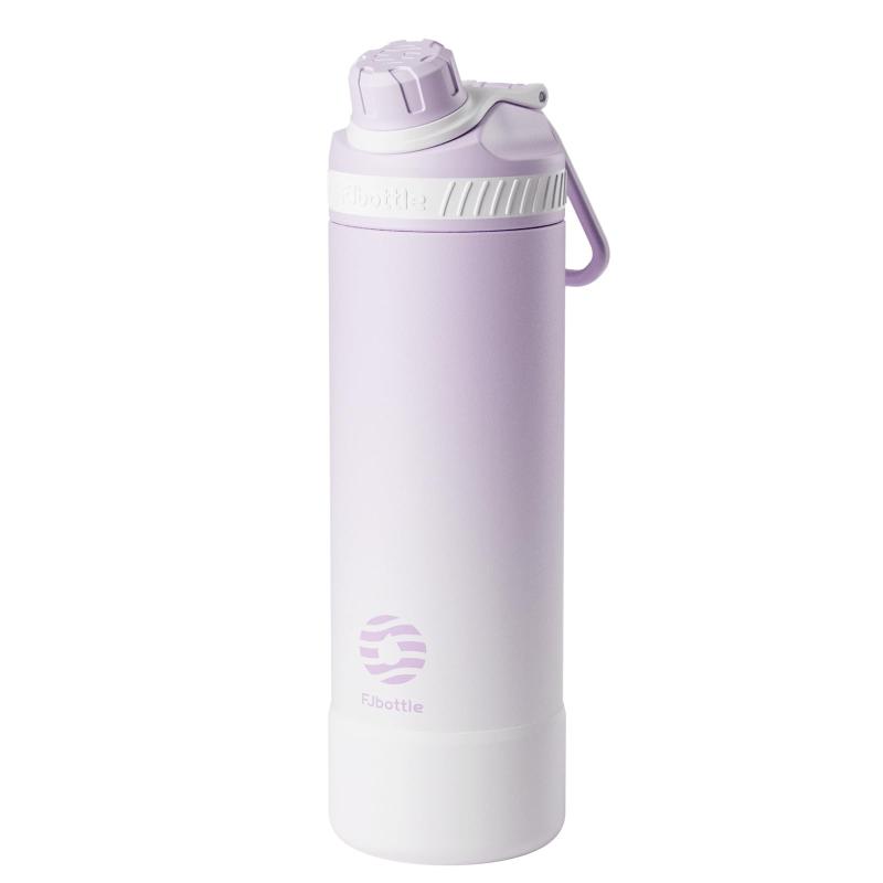 FJbottle 水筒 950ml 真空断熱 直飲み ネジキャップ付き ハンドル付き スポーツボトル 0.95リットル スポーツ飲料対応 大容量 持ち運び マグ ボトル 広口 洗いやすい ステンレスボトル ハンドル 抜群の保温・保冷効果保温効力:60度以上(12時間)/保冷効力:13度以下（24時間）。保冷・保温に優れた真空断熱二重構造の水筒なので飲みごろ温度を長く楽しめます。スポーツシーンに適用される。登山・キャンプ・ピクニックなどのアウトドアシーンから、週末のアクティビティや子どもの部活動といったスポーツのシーンまで幅広く活躍する。広口・開け閉め便利口径：5.5cm、容量：1900ml。スポーツボトル口径が広く、大きな氷もすっぽり入る飲みやすいです。開けたフタは後ろ側にピタッ、転がる・なくすの心配は不要です。外出先にはもちろん、室内での水分補給もしっかりとれます。持ち運びがラクなストラップ付きなのでオフィス・学校用の水筒や部活、スポーツ、外での営業仕事や移動が多い方にもおすすめです。錆びに強い・BPAフリー耐食性の高い18-8ステンレスを使用し、BPAフリーなので氷入れのミネラルウォーターや淹れたてのホットコーヒーやスポーツ飲料をいつでも好きな時に飲めます。表面のパウダーコーティングで滑りにくいうえ、フタが転がったりなしくたりしよう、マグネットを内蔵しています。傷や衝撃を受けやすい瓶底を守り滑り止め効果もあるラバー付き。漏れにくい・お手入れがラクしっかりロック、逆さにしても漏れにくく、持ち歩いても安心です。フタ部分は一体型で、飲み口を外して洗えるので、洗浄用スポンジ付き、お手入れが簡単です。本体丸洗いOK。シンプル・おしゃれシンプルなデザイン。表面のパウダーコーティングはマットな質感で、高級感があります。